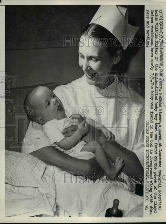 1958 Press Photo Lawrence Kansas Nurse & baby found on porch steps - nee86089 - Historic Images