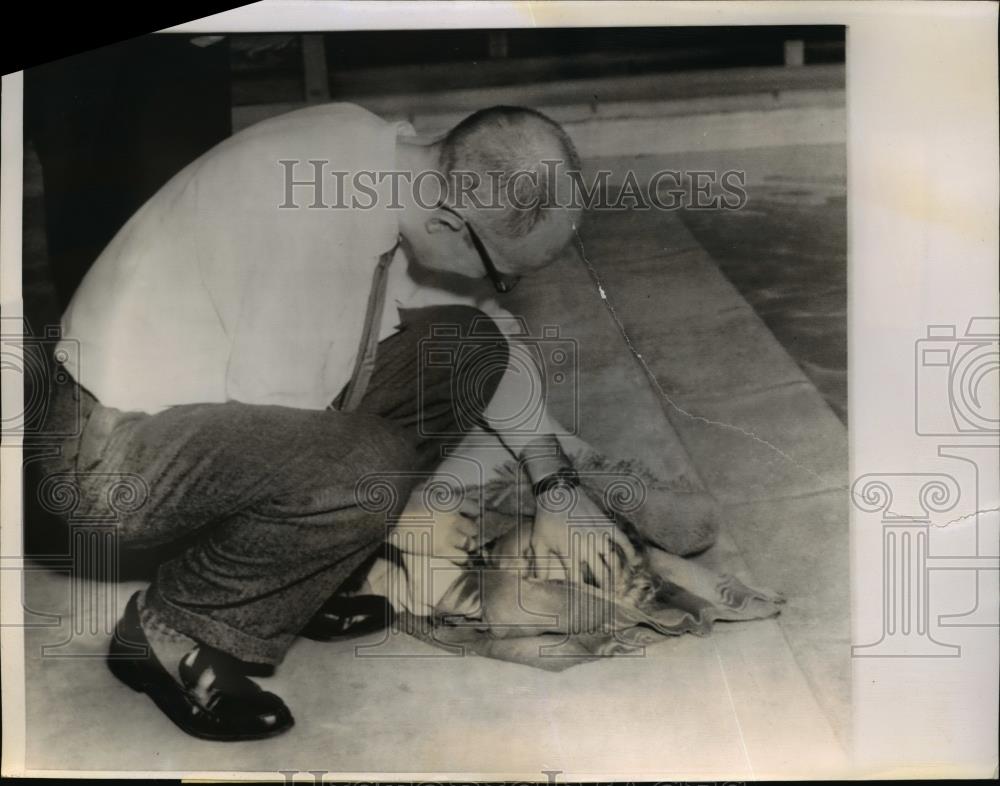 1961 Press Photo Robert Puckett of Fontana holds the body of daugher who drowned - Historic Images