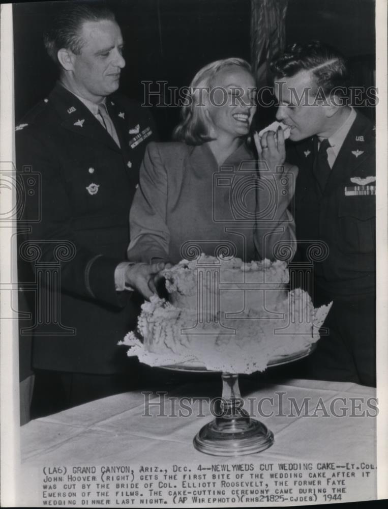 1944 Wire Photo Lt.Col. Hoover bite wedding cake after newlyweds cut the cake - Historic Images