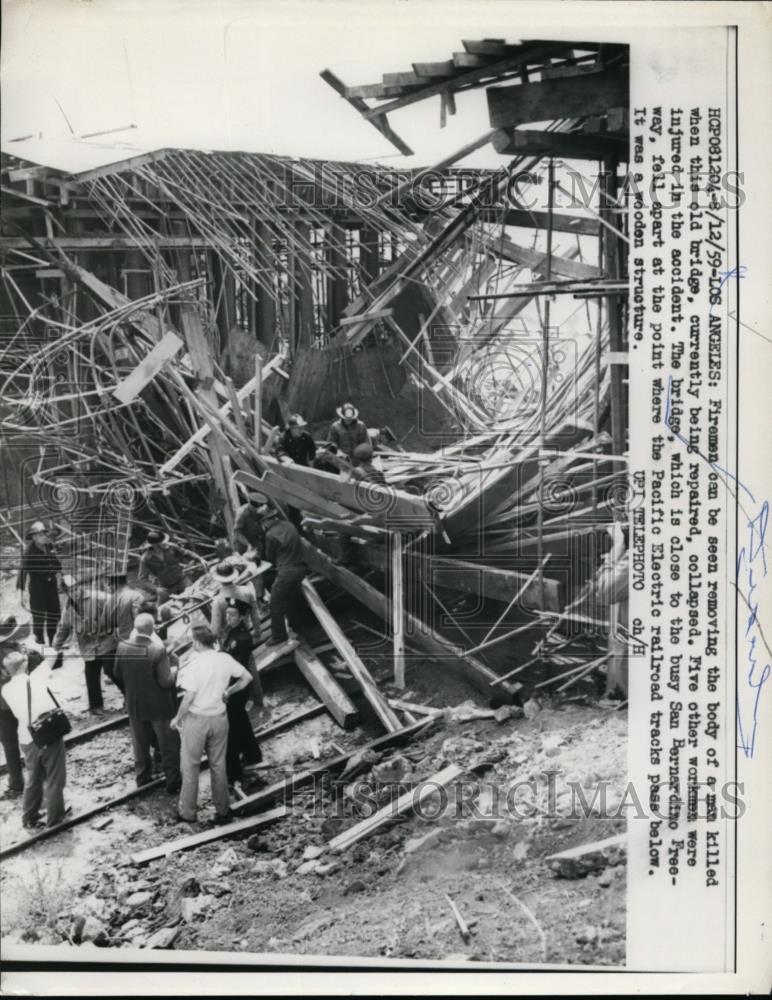 1959 Press Photo Firemen remove body of man killed when Old Bridge Collapsed - Historic Images