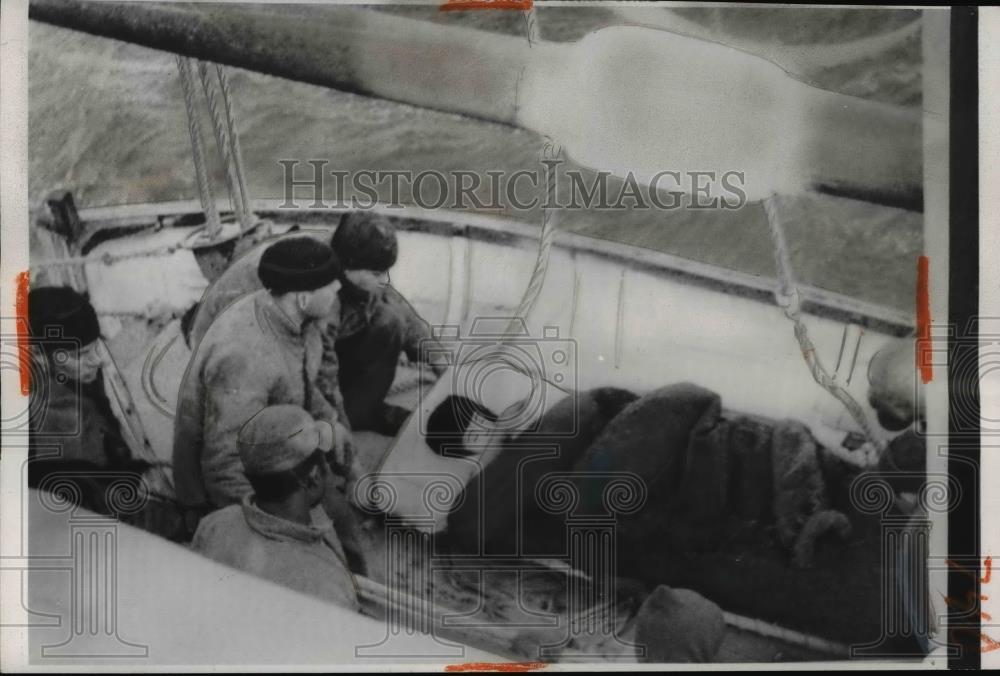 1959 Press Photo Coast Guard cutter Sorrell rescues Russian fishermen in AK - Historic Images