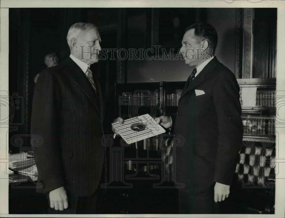 1932 Press Photo Pershing receives a book by its author - cva97484 - Historic Images