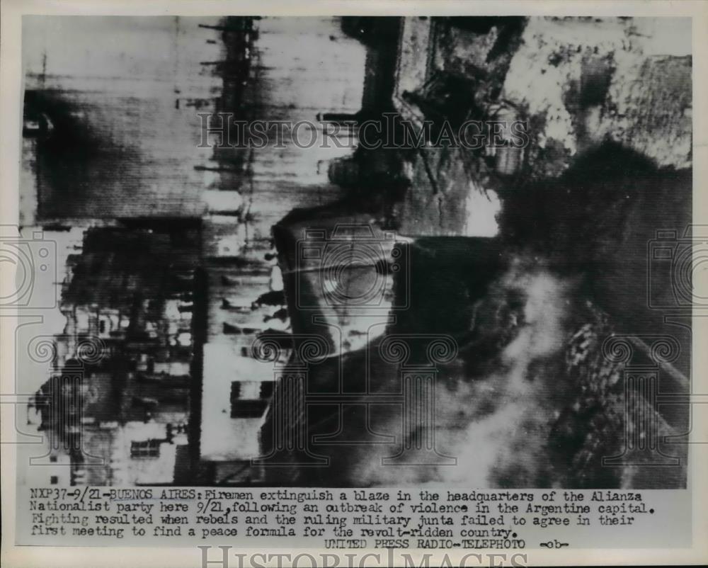 1955 Press Photo Fire at the quarters of he Alianza Natl. Party in Buenos Aires. - Historic Images