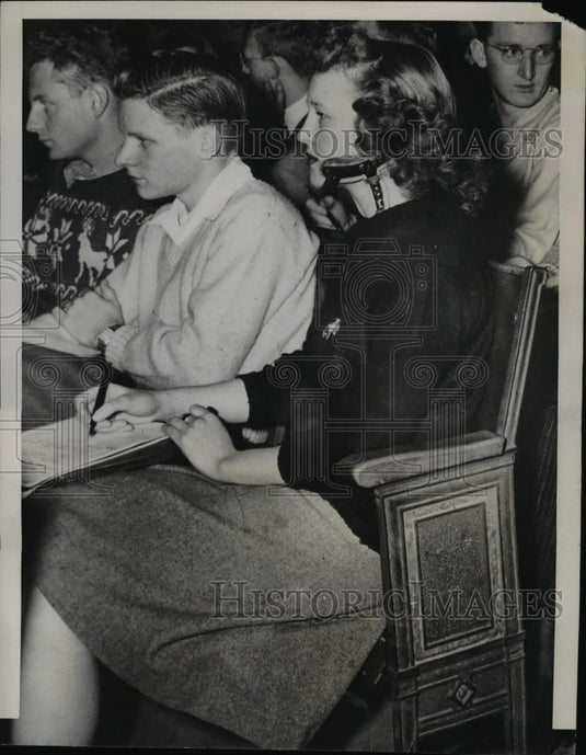 1947 Press Photo Grace Jane Barry wearing a special brace in her neck - Historic Images