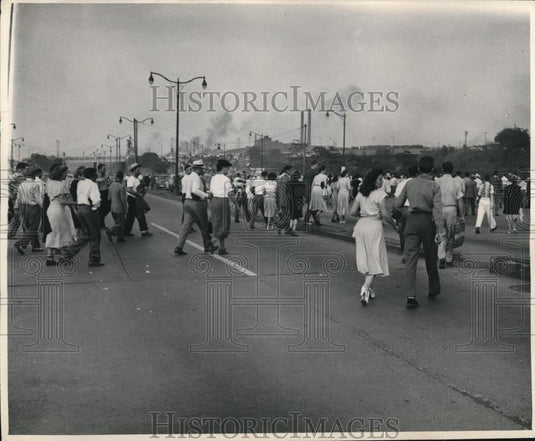 1948 Press Photo Pedestrians crossing Memorial Shoreway from Stadium - Historic Images