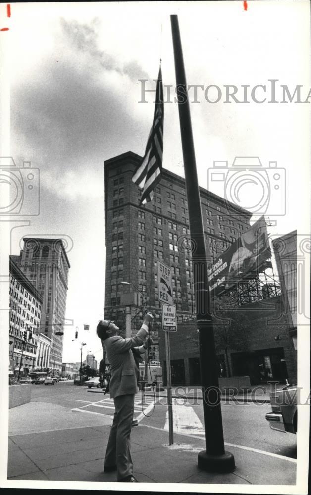 1980 Press Photo American Flag being raised at Playhouse Square - cva88702 - Historic Images