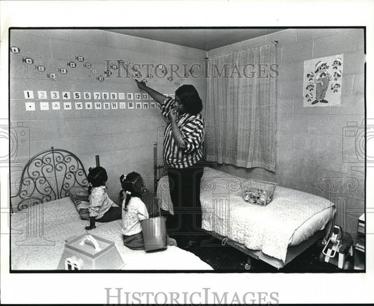 1986 Press Photo Anita Buffington helps her kids with the Alphabet in bedroom - Historic Images