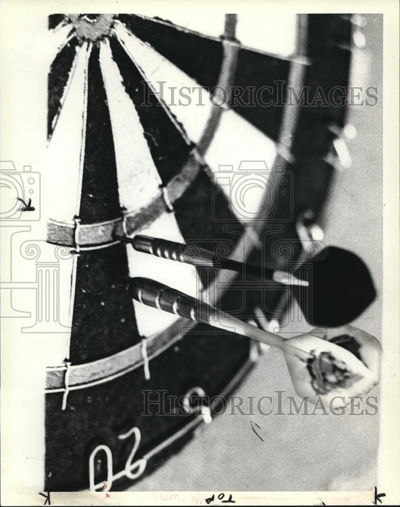 1981 Press Photo In darts, less is more. Top dark is brass weighs 30 grams and - Historic Images
