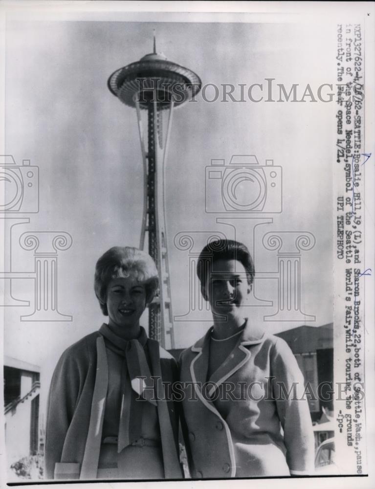 1962 Press Photo Rosalie Hill and Sharon Brooks in front of Space Needel - Historic Images