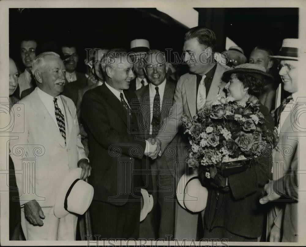 1936 Press Photo Gov.Alfred M.Landon hand shakes with Gov. Ed. C. Johnson. - Historic Images