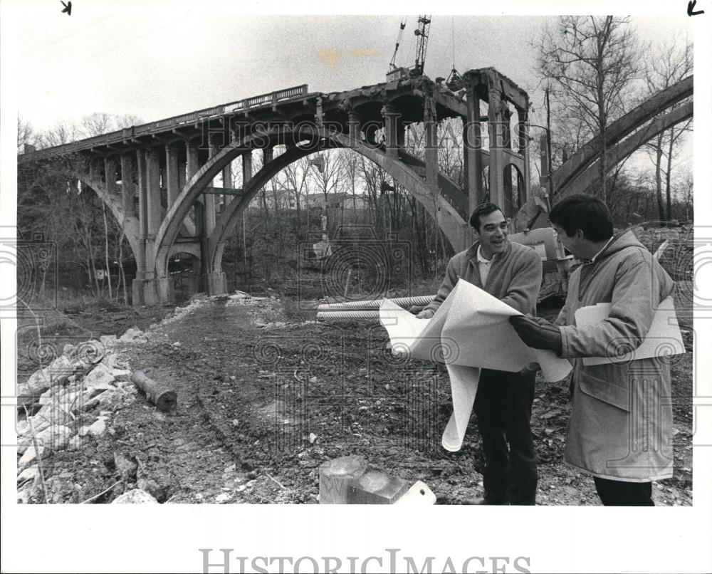 1984 Press Photo Lou Tsipis, Metroparks director and Terry A. Ries - cva81884 - Historic Images