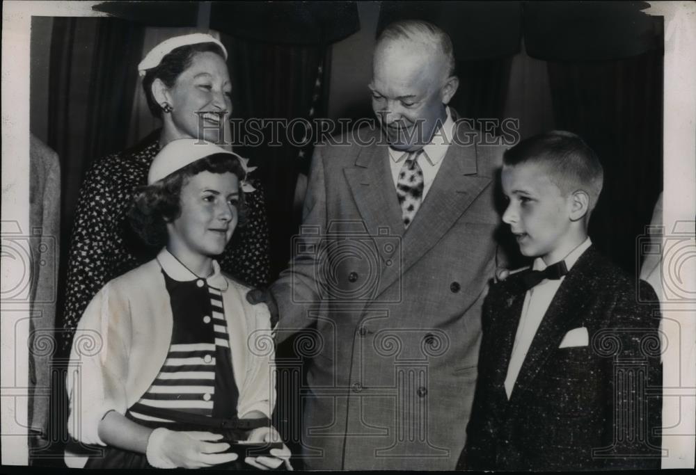 1955 Press Photo Pres.Eisenhower congratulate Teacher of the Year Margaret Perry - Historic Images