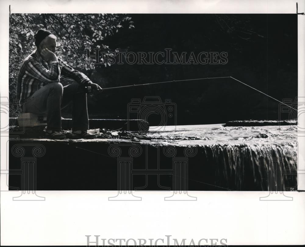 1990 Press Photo Jim Massey is fishing at the Rocky River Reservation - Historic Images
