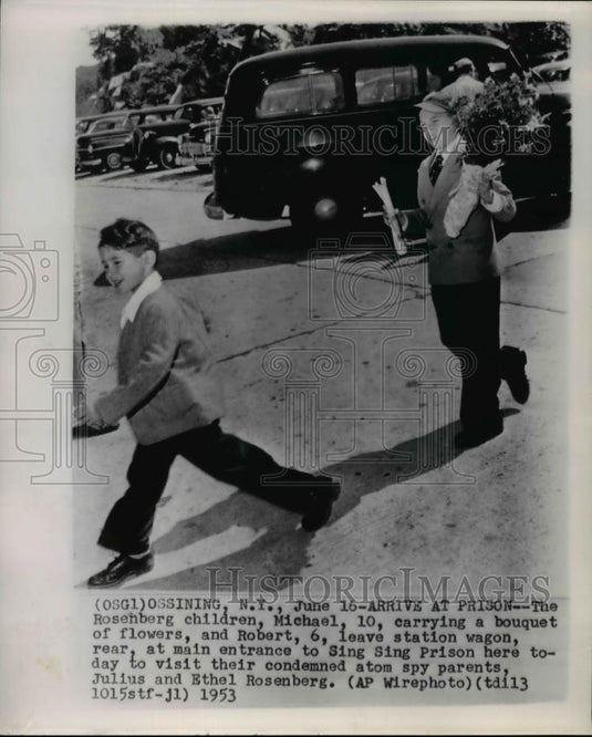1953 Wire Photo The Rosenberg children, Michael, carrying a bouquet of flowers - Historic Images