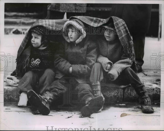 1958 Press Photo Robert Pike, Edward Spinner & Jack Bilinski share a blanket - Historic Images