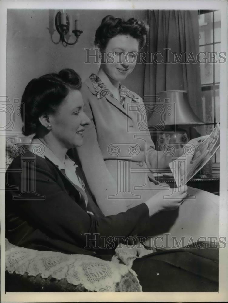 1944 Press Photo Mrs R Kent &amp; daughter Ann of Milwaukee Wisconsin - nee83898 - Historic Images