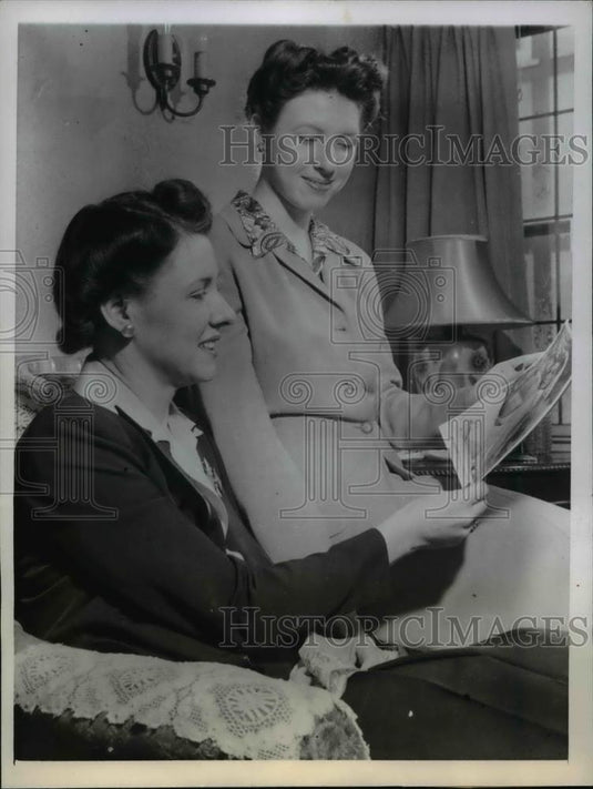 1944 Press Photo Mrs R Kent & daughter Ann of Milwaukee Wisconsin - nee83898 - Historic Images