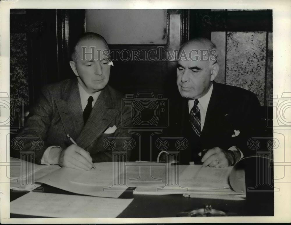 1941 Press Photo Gov. Herbert Lehma and J. Buckley Bryan tackling state budget - Historic Images