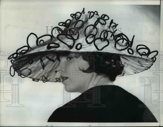 1962 Press Photo Reed Crawford designed bonnet seen at a London show - nee84028 - Historic Images