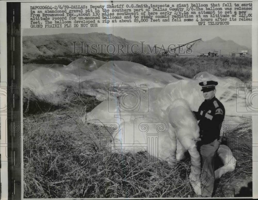 1959 Press Photo Dallas Deputy Sheriff OG Smith &amp; a giant unmanned balloon - Historic Images