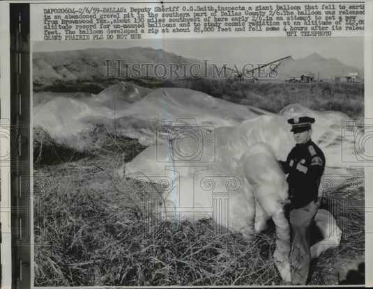 1959 Press Photo Dallas Deputy Sheriff OG Smith & a giant unmanned balloon - Historic Images