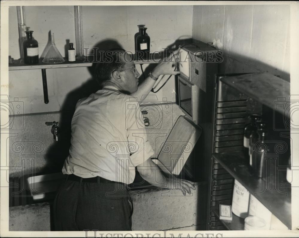 1935 Press Photo James A Stokley astronomer at Franklin Institute Philadelphia - Historic Images