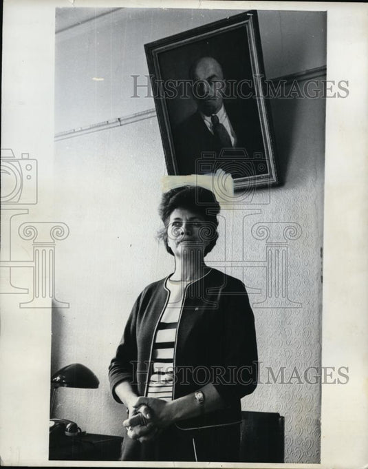 1969 Press Photo Ira Yakovlinaya & portrait of Lenin at Irkutsk USSR - nee88459 - Historic Images