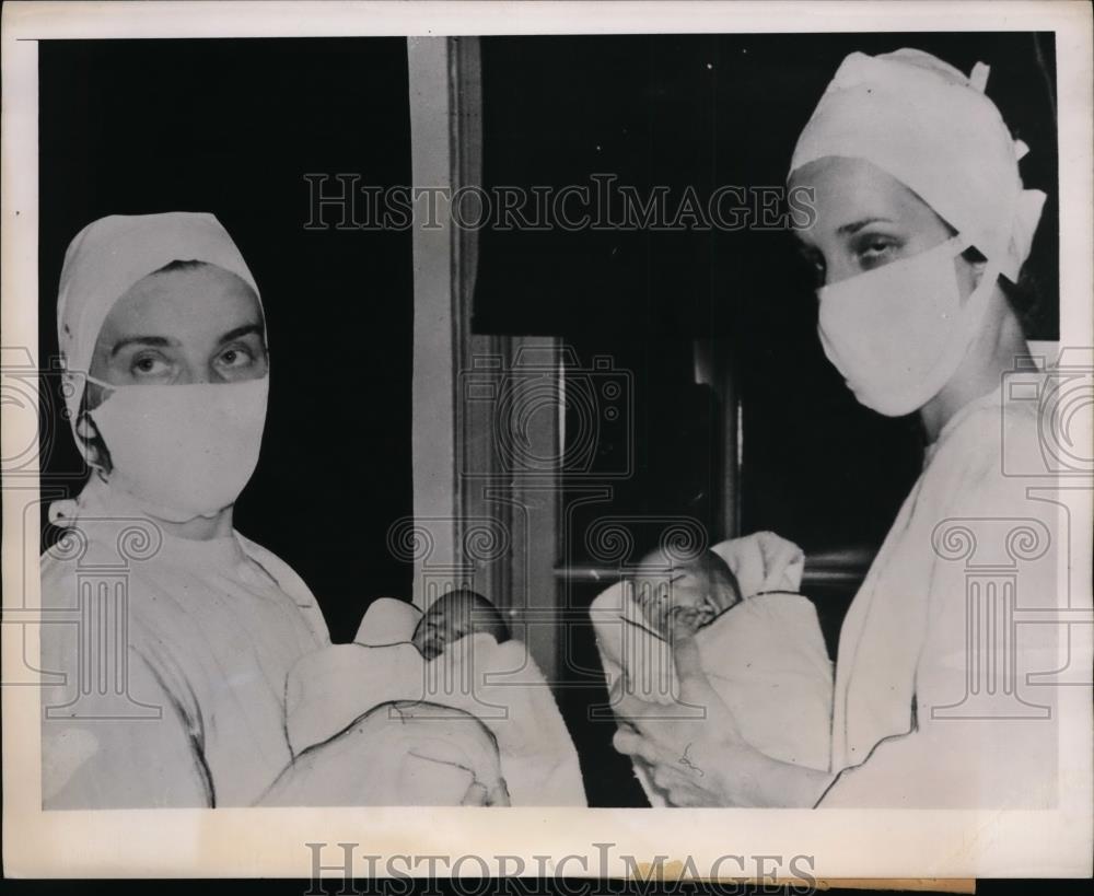 1948 Press Photo 2 of Mrs Barbara Zavada quadruplets at Latrobe PA with RNS - Historic Images