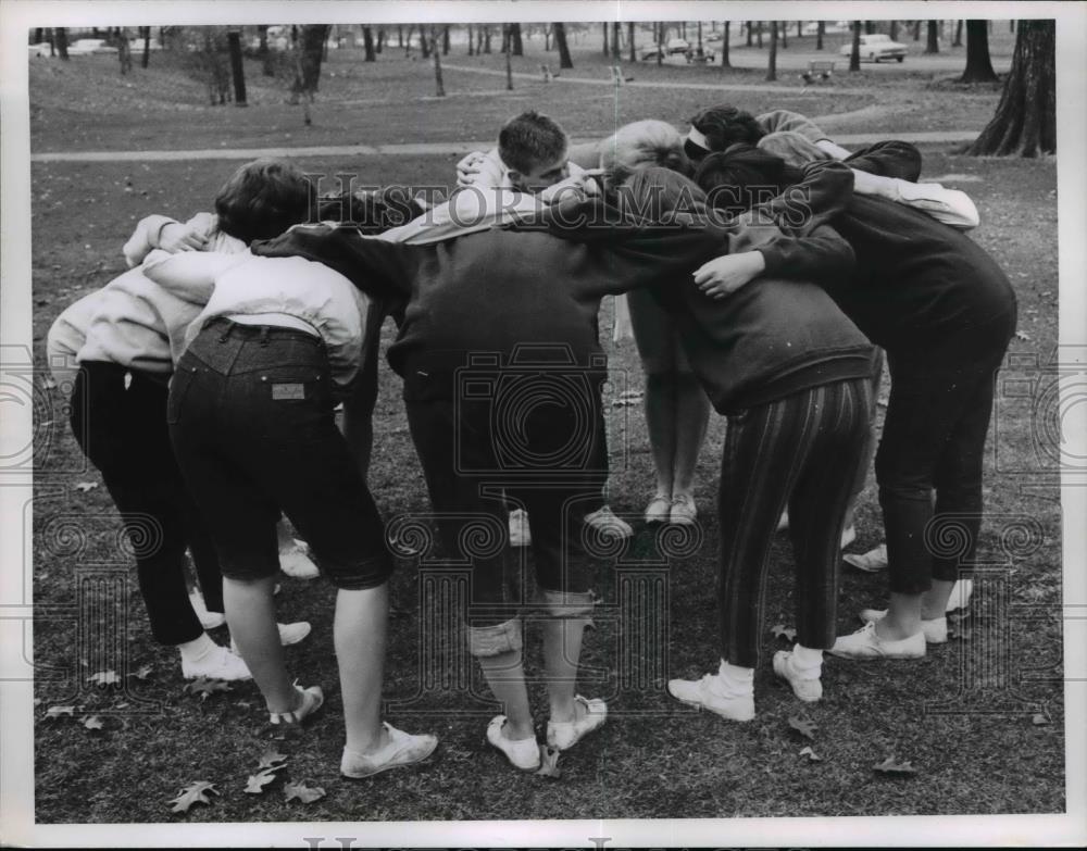 1964 Press Photo Mt Sim football squad with Dan Boehm &amp; coaches in Cleveland - Historic Images