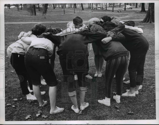 1964 Press Photo Mt Sim football squad with Dan Boehm & coaches in Cleveland - Historic Images