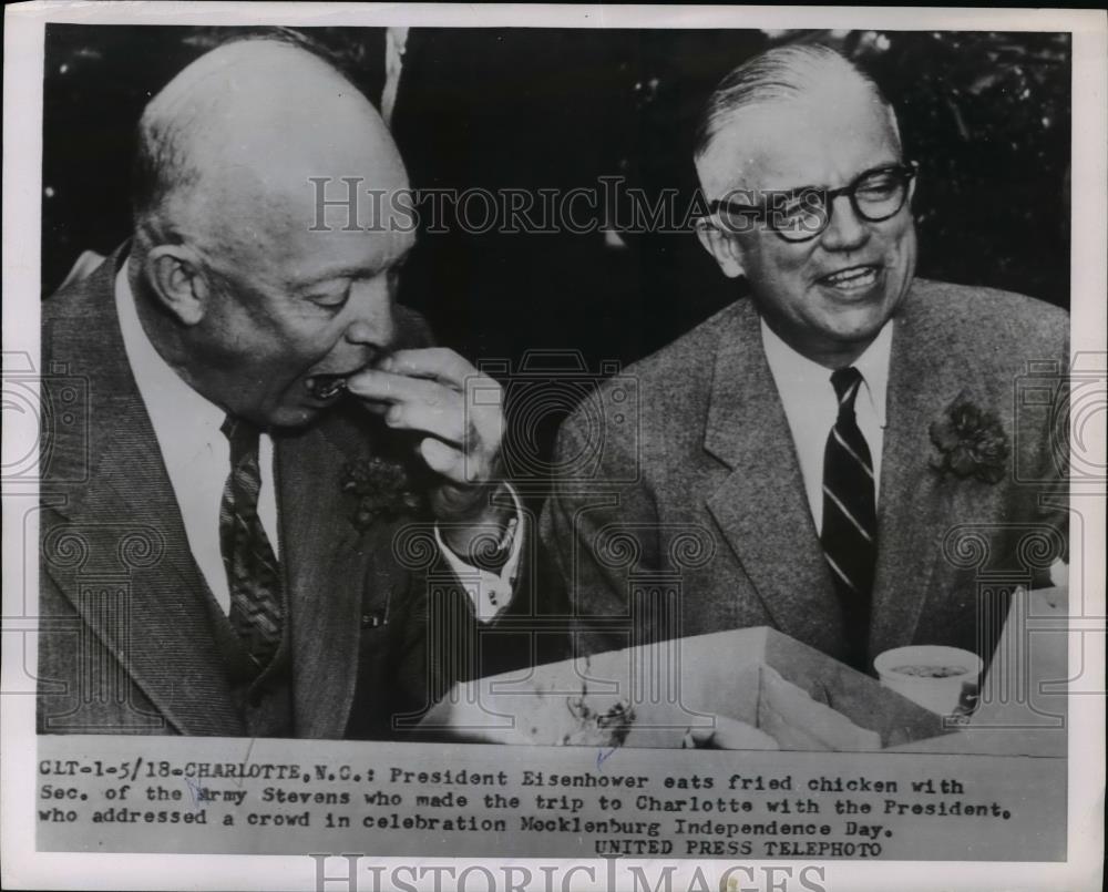 1951 Press Photo Pres. Eisenhower eats chicken with Sec. of Army Stevens. - Historic Images