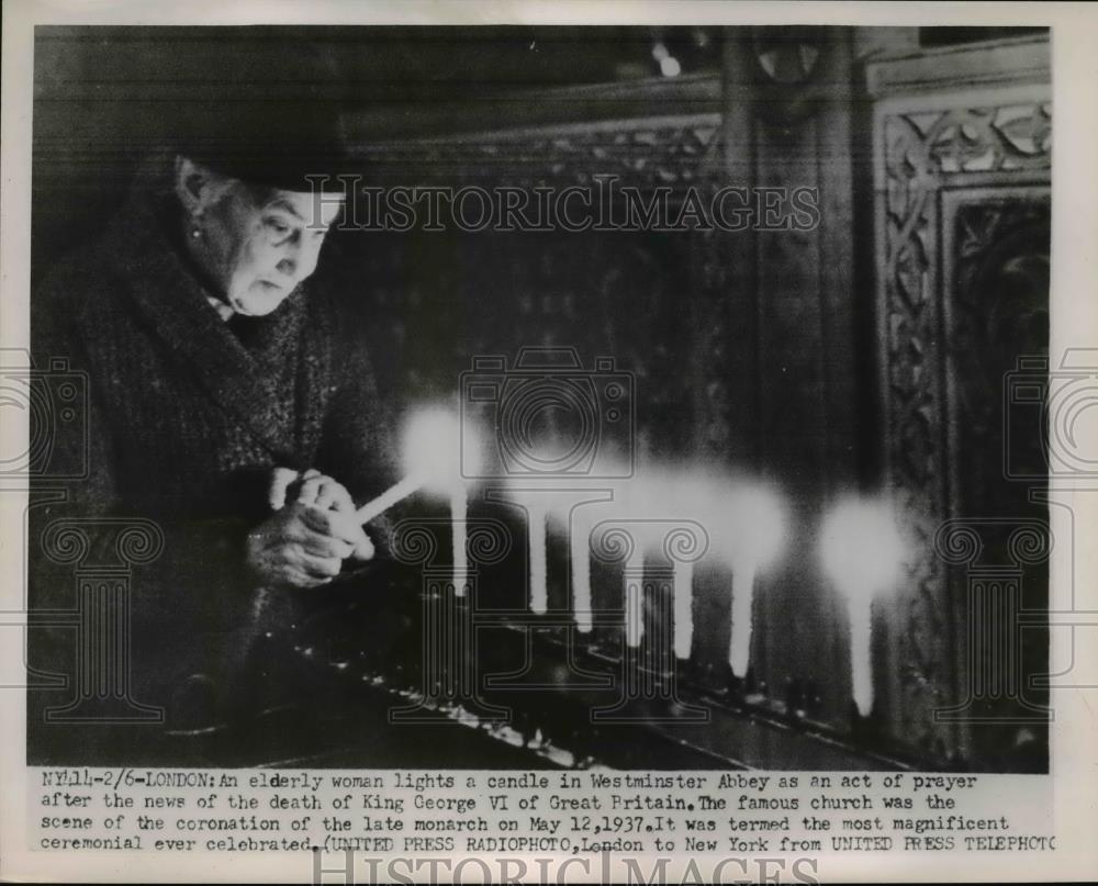 1952 Press Photo Woman lights candles at Westminster Abbey in London - nee86247 - Historic Images