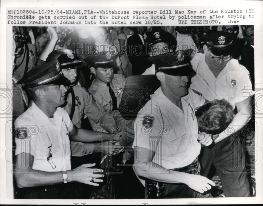 1964 Press Photo White House reporter Bill MacKay at Miami Florida - nee88184 - Historic Images