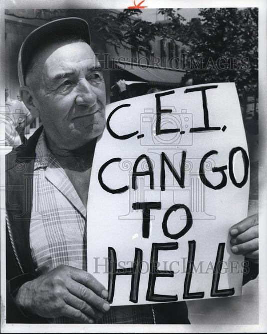 1975 Press Photo Carl Branch Picketing at Nolan Bldg in Painseville - cva86702 - Historic Images