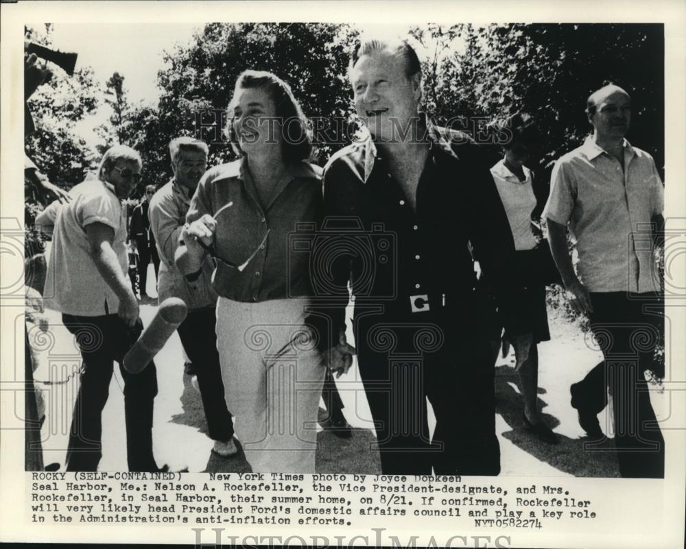 1974 Press Photo Mr. ad Mrs. Nelson Rockefeller in their summer home ...