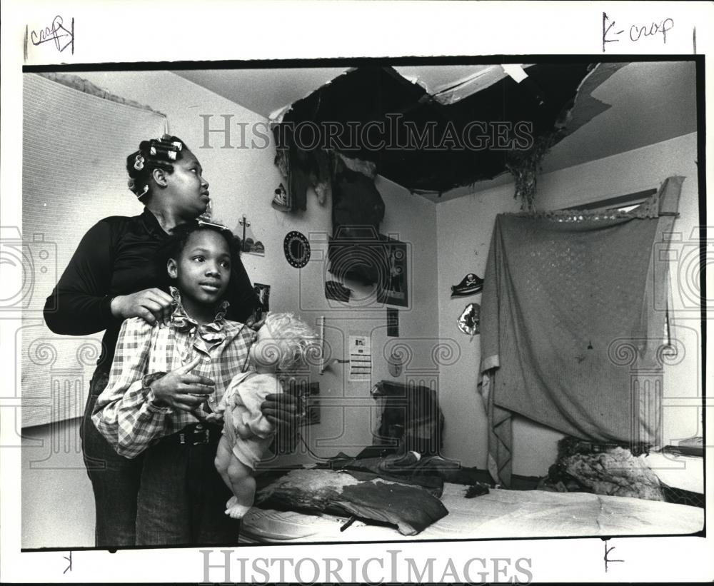 1985 Press Photo Anita Hampton &amp; daughter Kenyatta where ceiling collapsed - Historic Images