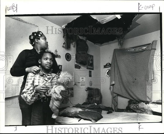 1985 Press Photo Anita Hampton & daughter Kenyatta where ceiling collapsed - Historic Images