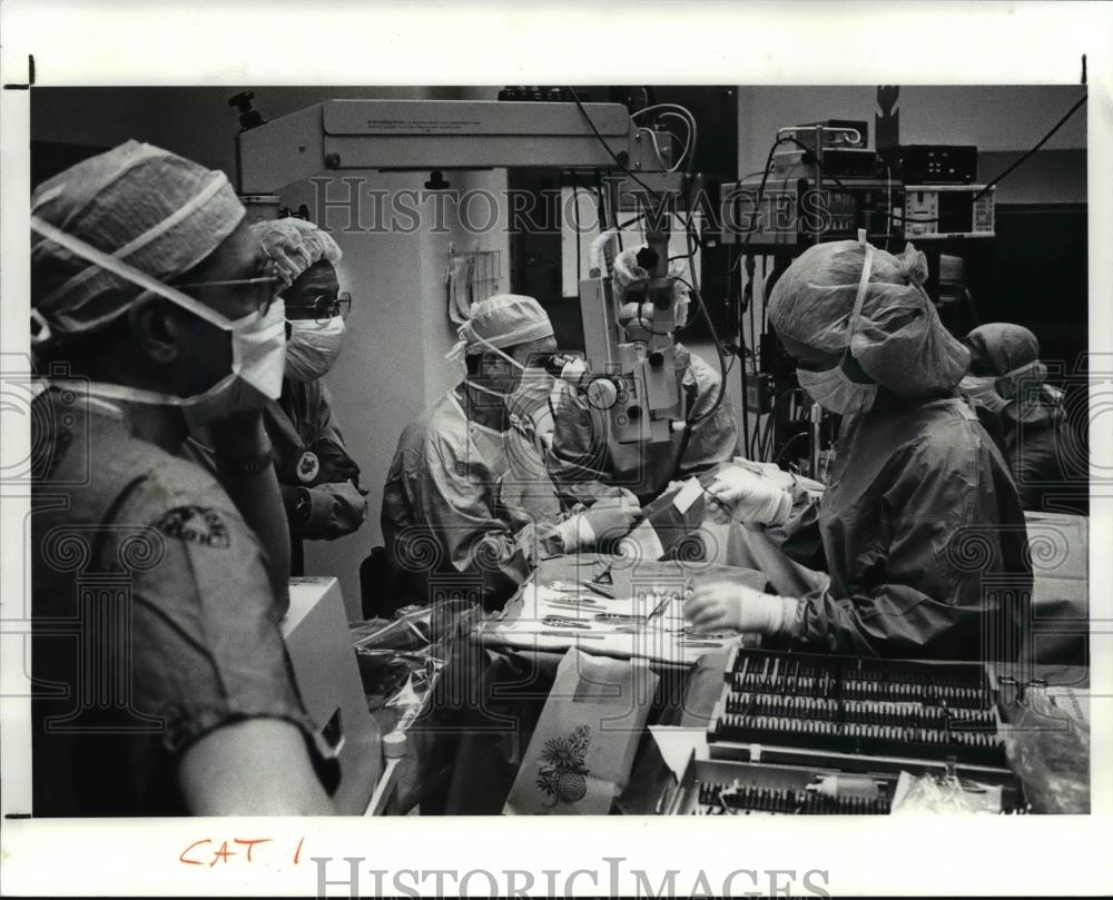 1991 Press Photo Dr. O. David Solomon, performing cataract surgery - cva91939 - Historic Images