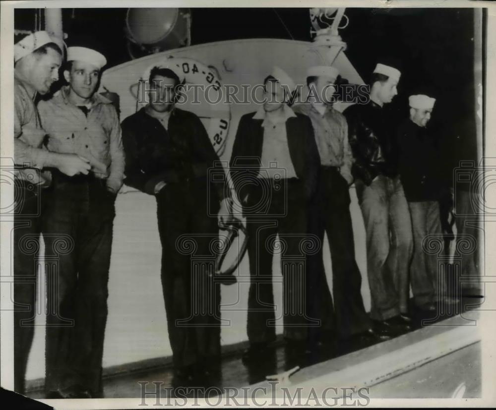 1939 Press Photo Divers from Navy attempt rescue of sub Squalus men - nee86245 - Historic Images