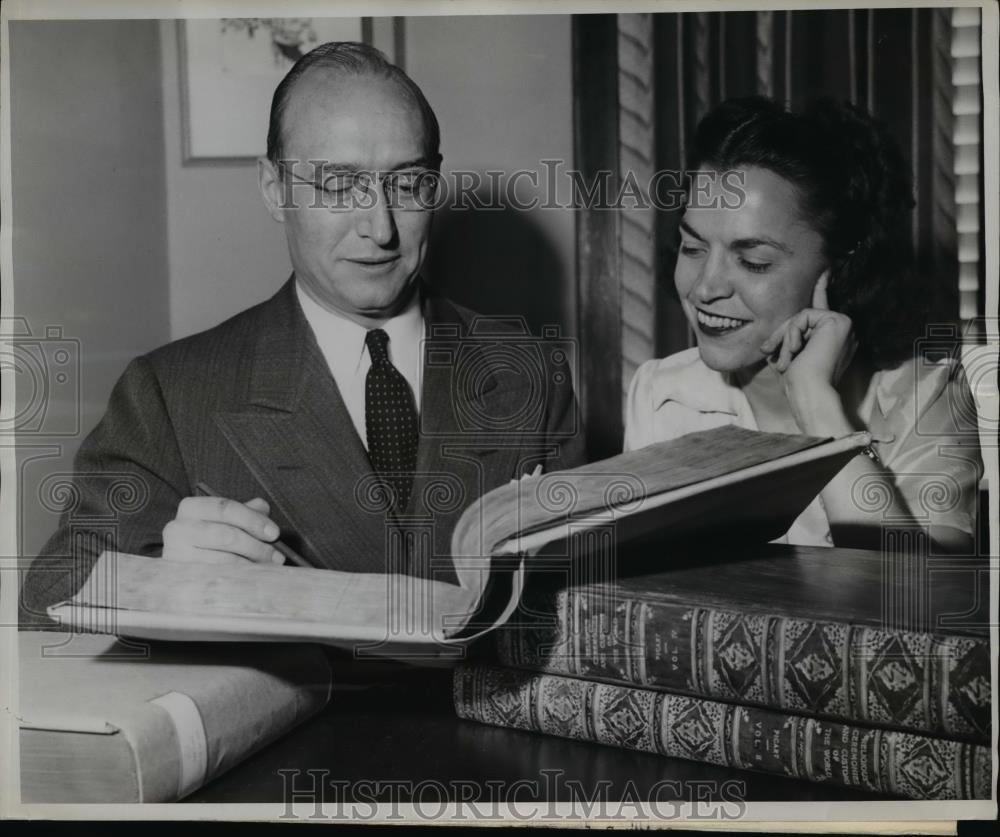 1945 Press Photo Mr. Krieger And Miss Grace Peterson At Library - nee85332 - Historic Images