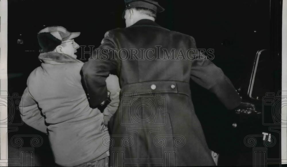 1956 Press Photo Republic Aviatiob Corp striker as police hauls him away - Historic Images