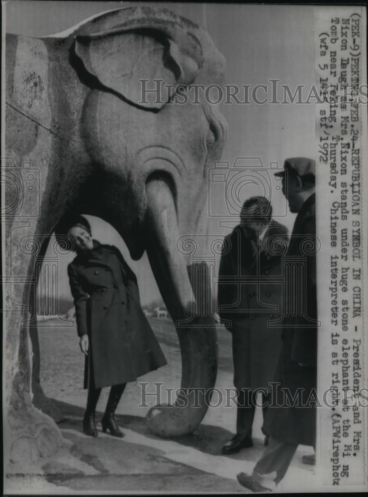 1972 Wire Photo Mrs. Nixon stands in Republican Symbol at the Mi ng Tomb - Historic Images