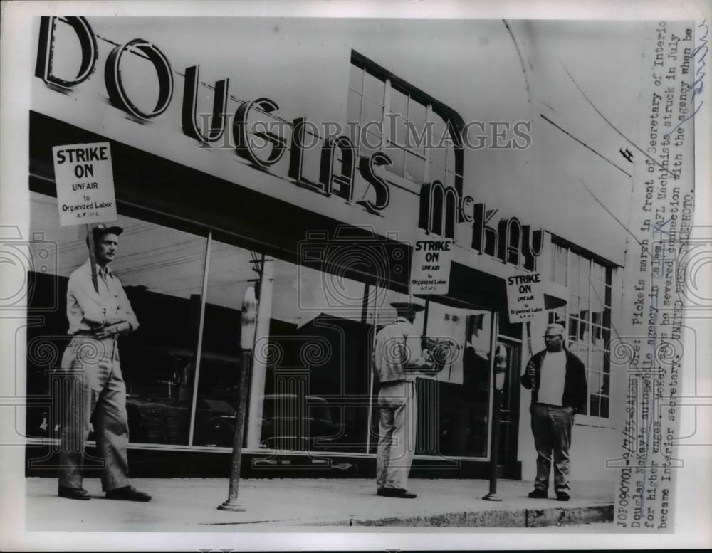 1955 Press Photo AFL union Pickets at Sales Oregon Douglas McKay auto olant - Historic Images