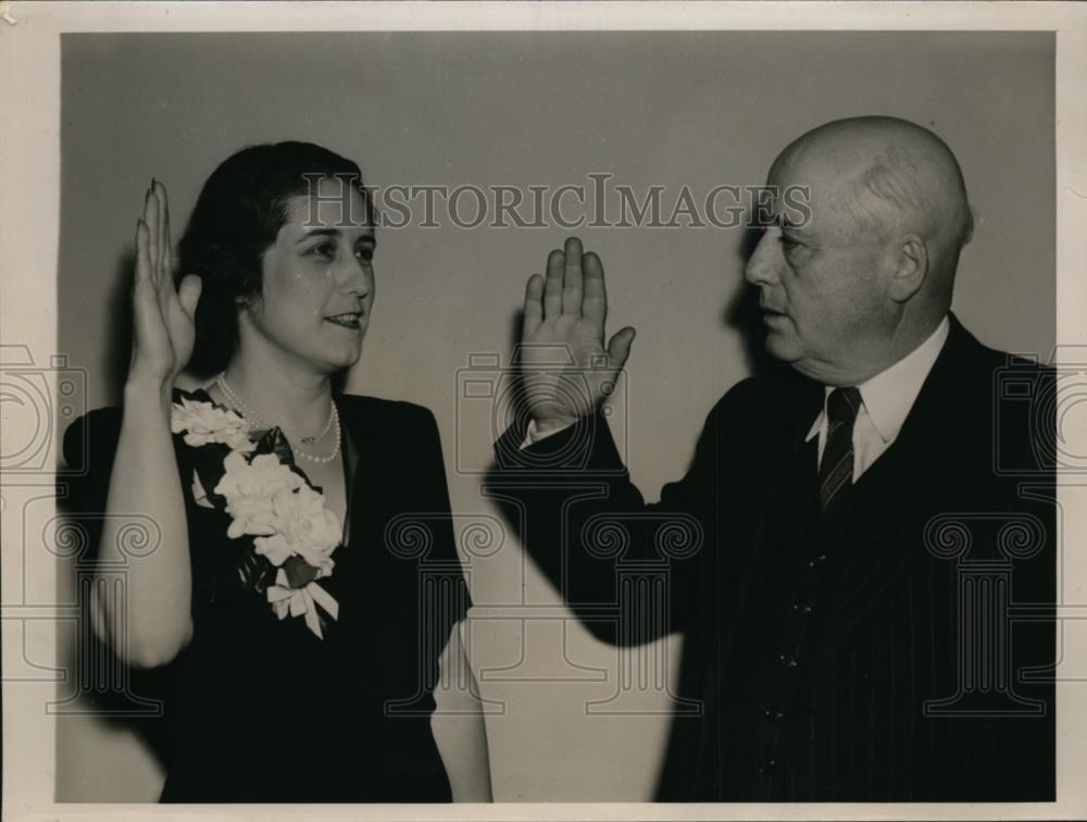 1941 Press Photo Mrs. Katherine Byrn sworn as Representative in House - Historic Images