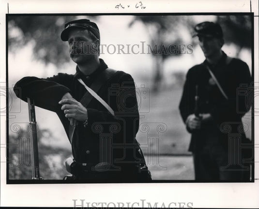 1991 Press Photo Keith Kauffman, of Amherst leans on his musket - cva99372 - Historic Images