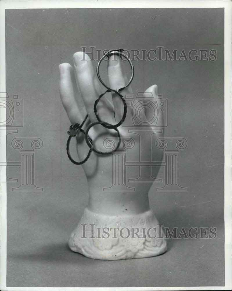 1965 Press Photo Four-in-one gold wedding ring has hands carved on two end rings - Historic Images