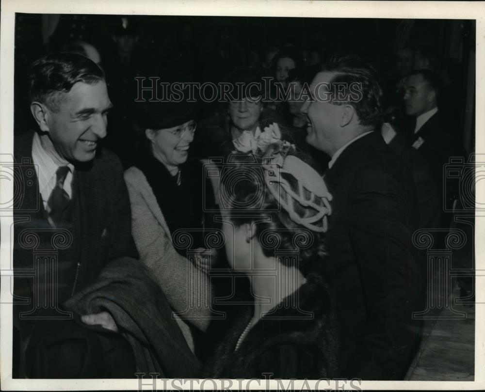 1944 Press Photo Wendell Willkie hand shake with people attended Seattle Meeting - Historic Images