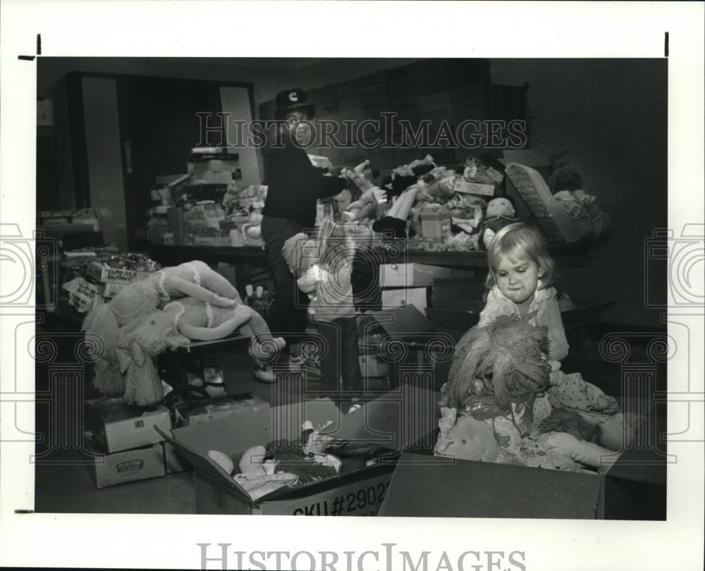 1990 Press Photo Four year old, Maria Golliher and sister Sarah - cva98910 - Historic Images