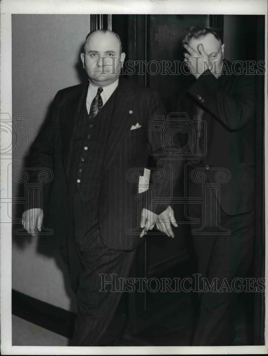 1942 Press Photo Martin Halsema & Deputy Marshall at Detroit court - nee85921 - Historic Images