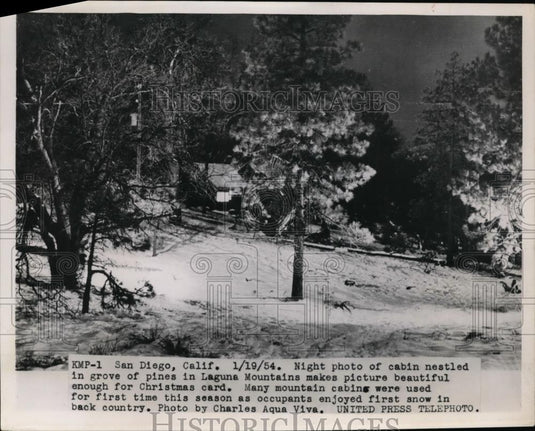 1954 Press Photo Cabin in forest in the snows at San Diego California area - Historic Images